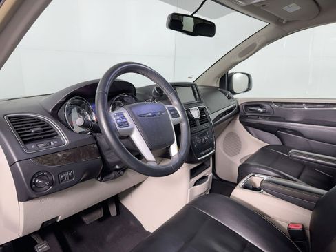 Used 2014 Chrysler Town & Country Touring image 3