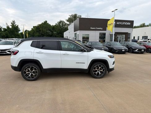 Used 2025 Jeep Compass Limited AWD/4WD image 12