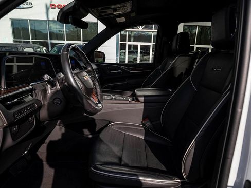 Used 2024 Cadillac Escalade Premium Luxury image 24