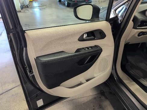 Used 2023 Chrysler Pacifica Touring-L FWD image 7