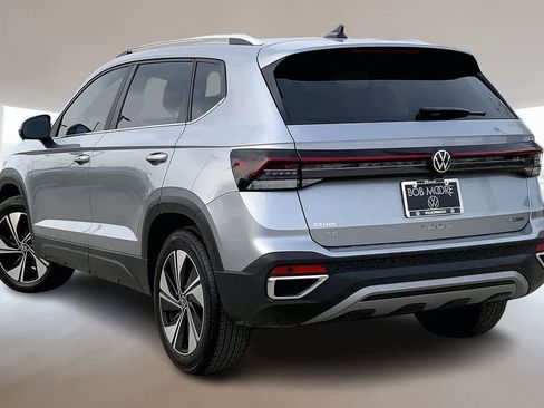 Certified 2025 Volkswagen Taos SE image 13