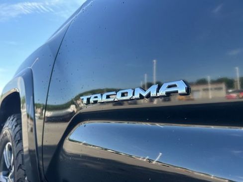 Used 2017 Toyota Tacoma TRD Sport AWD/4WD image 12