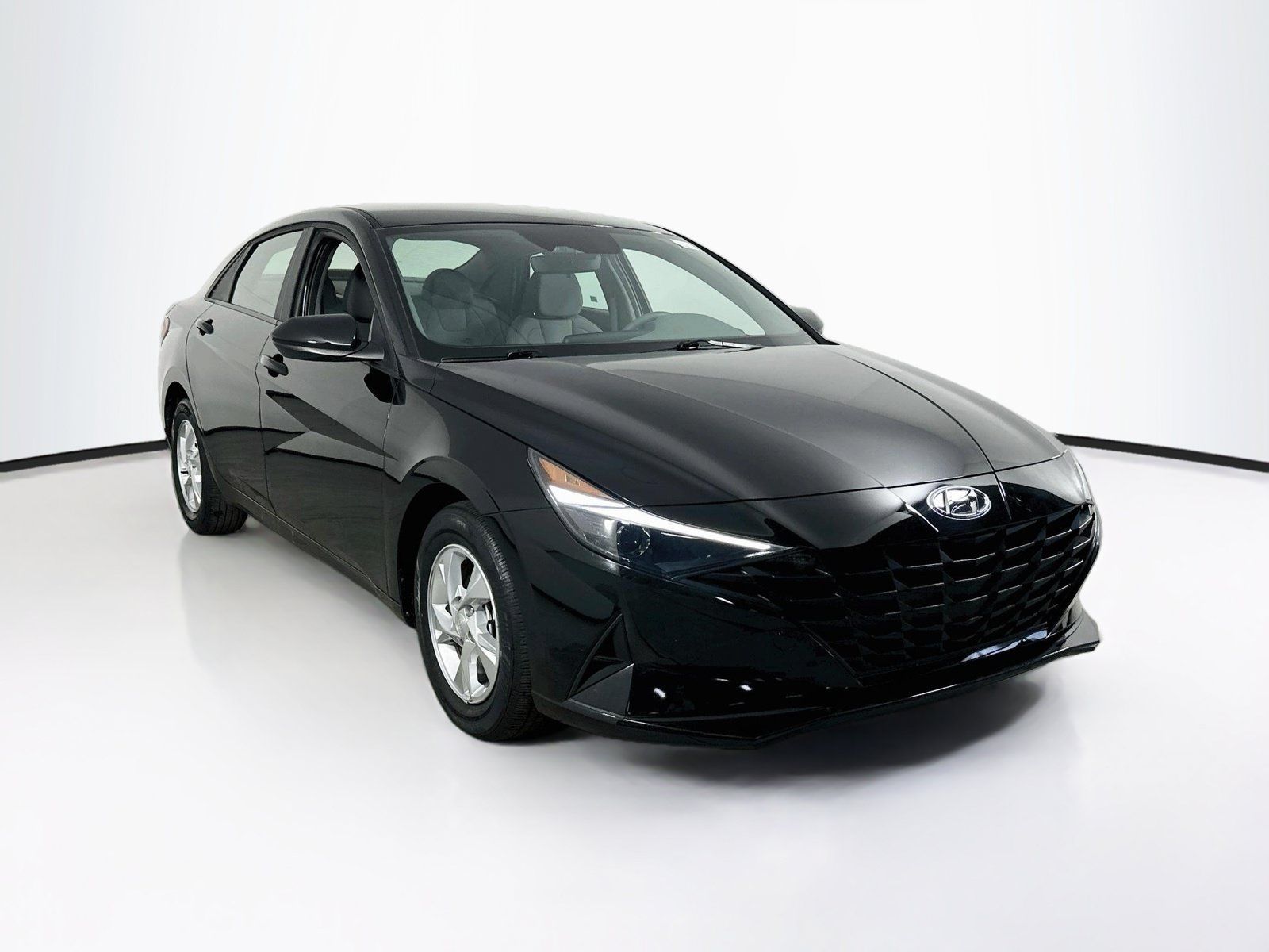 Used 2023 Hyundai Elantra SE FWD image 3