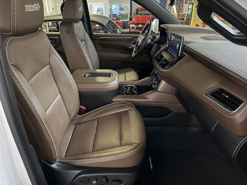Used 2023 Chevrolet Suburban High Country image 12