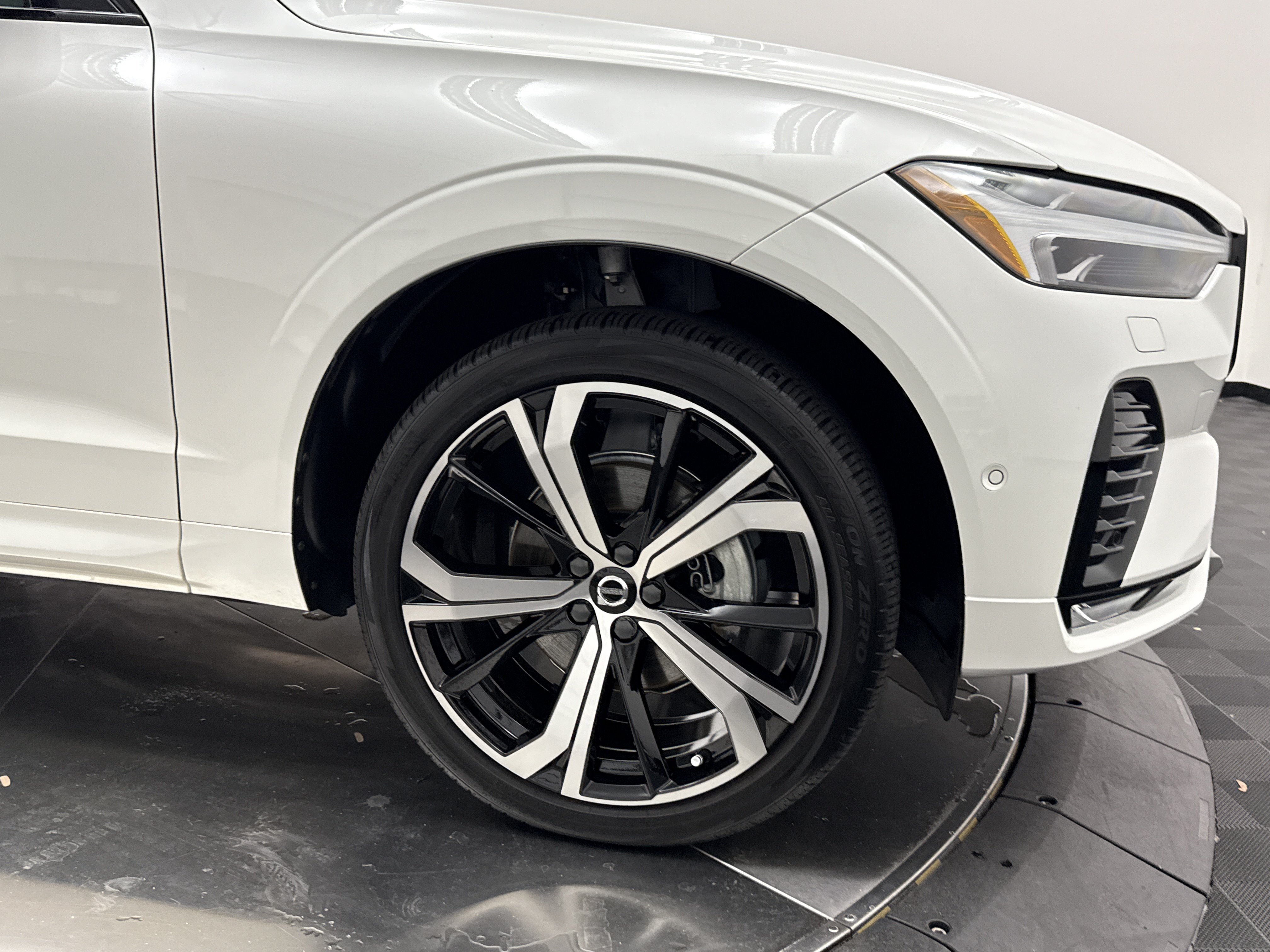 Used 2024 Volvo XC60 B5 Ultimate w/ Protection Package Premier AWD/4WD image 10