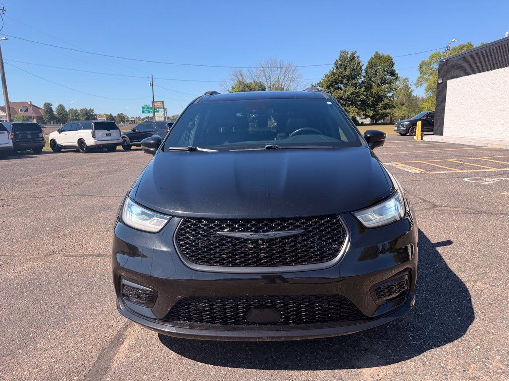Used 2021 Chrysler Pacifica Touring-L w/ Uconnect Theater Family Group AWD/4WD image 12