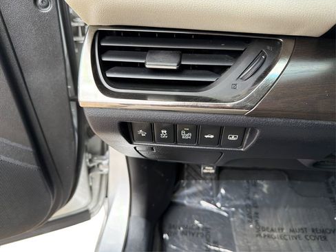 Used 2018 Toyota Avalon Limited image 19