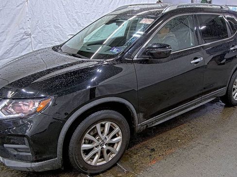 Used 2019 Nissan Rogue SV image 2