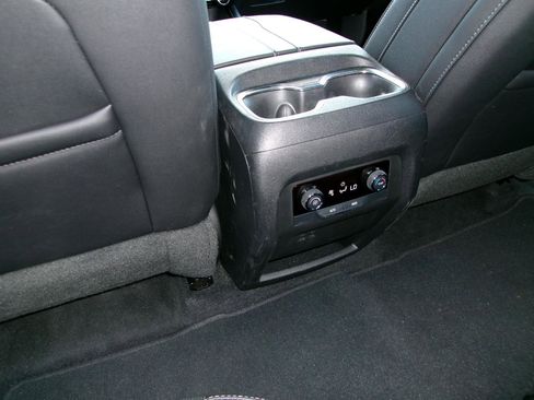 Used 2025 Chevrolet Traverse LT image 12