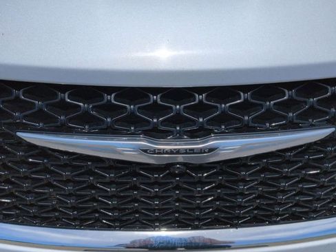 Used 2023 Chrysler Pacifica Touring-L FWD image 32
