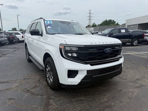 Used 2025 Ford Expedition Active RWD image 3