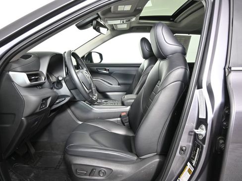 Used 2024 Toyota Highlander XLE AWD/4WD image 20