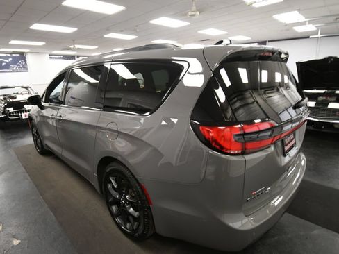 Used 2025 Chrysler Pacifica Limited FWD image 6