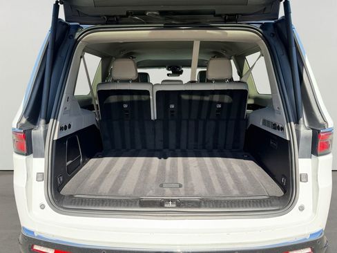 Used 2024 Jeep Wagoneer L Series II w/ Flexible Seating Group AWD/4WD image 14