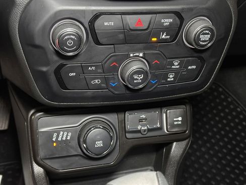 Used 2022 Jeep Renegade Altitude w/ Convenience Group AWD/4WD image 38