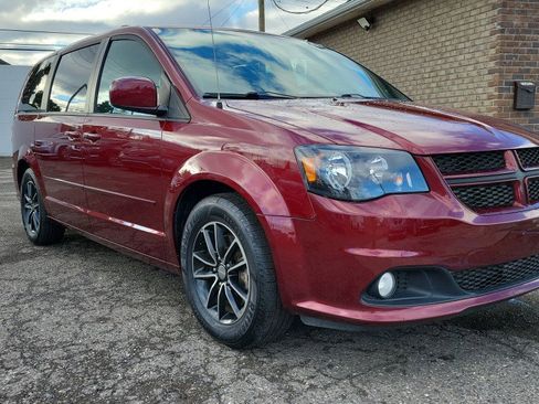 Used 2017 Dodge Grand Caravan GT image 3