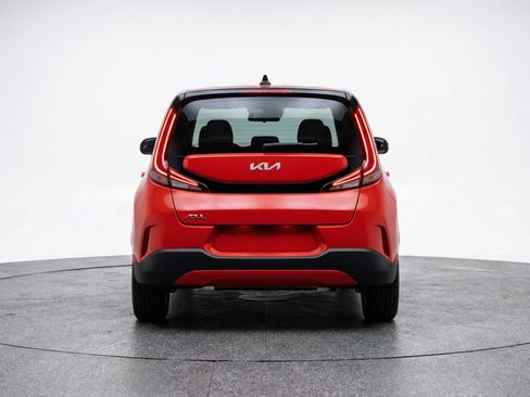 Used 2025 Kia Soul LX w/ LX Technology Package FWD image 7