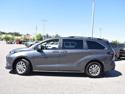 Used 2025 Toyota Sienna XLE FWD image 6