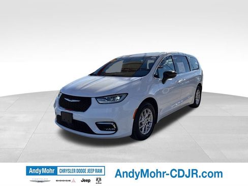 Used 2025 Chrysler Pacifica Select FWD image 3