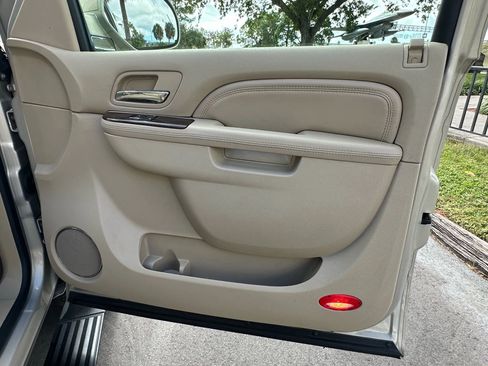 Used 2010 Cadillac Escalade Premium image 23