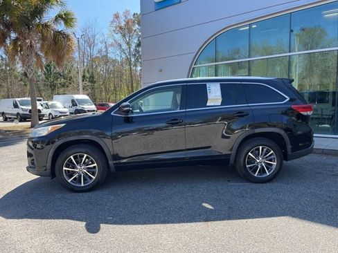 Used 2017 Toyota Highlander XLE image 2