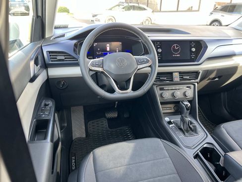 Certified 2022 Volkswagen Taos SE image 7
