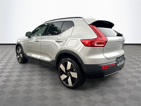 Used 2023 Volvo XC40 Recharge Plus image 8