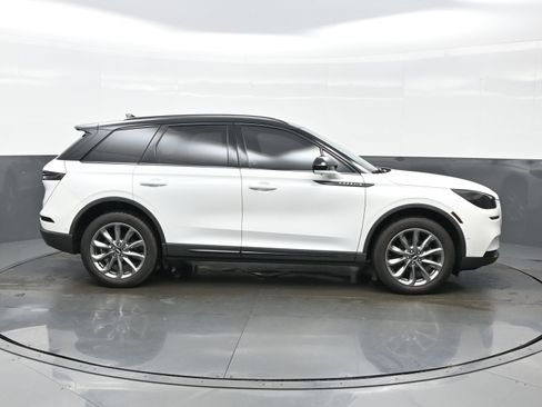 Used 2022 Lincoln Corsair AWD w/ Premium Package image 7