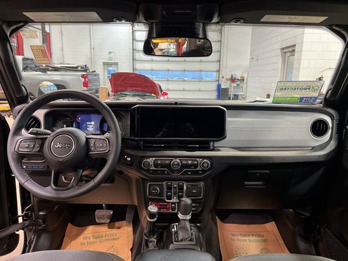 Used 2025 Jeep Wrangler Willys image 18