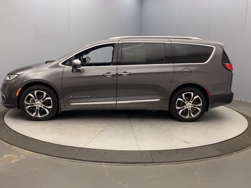 Used 2022 Chrysler Pacifica Pinnacle AWD/4WD image 2