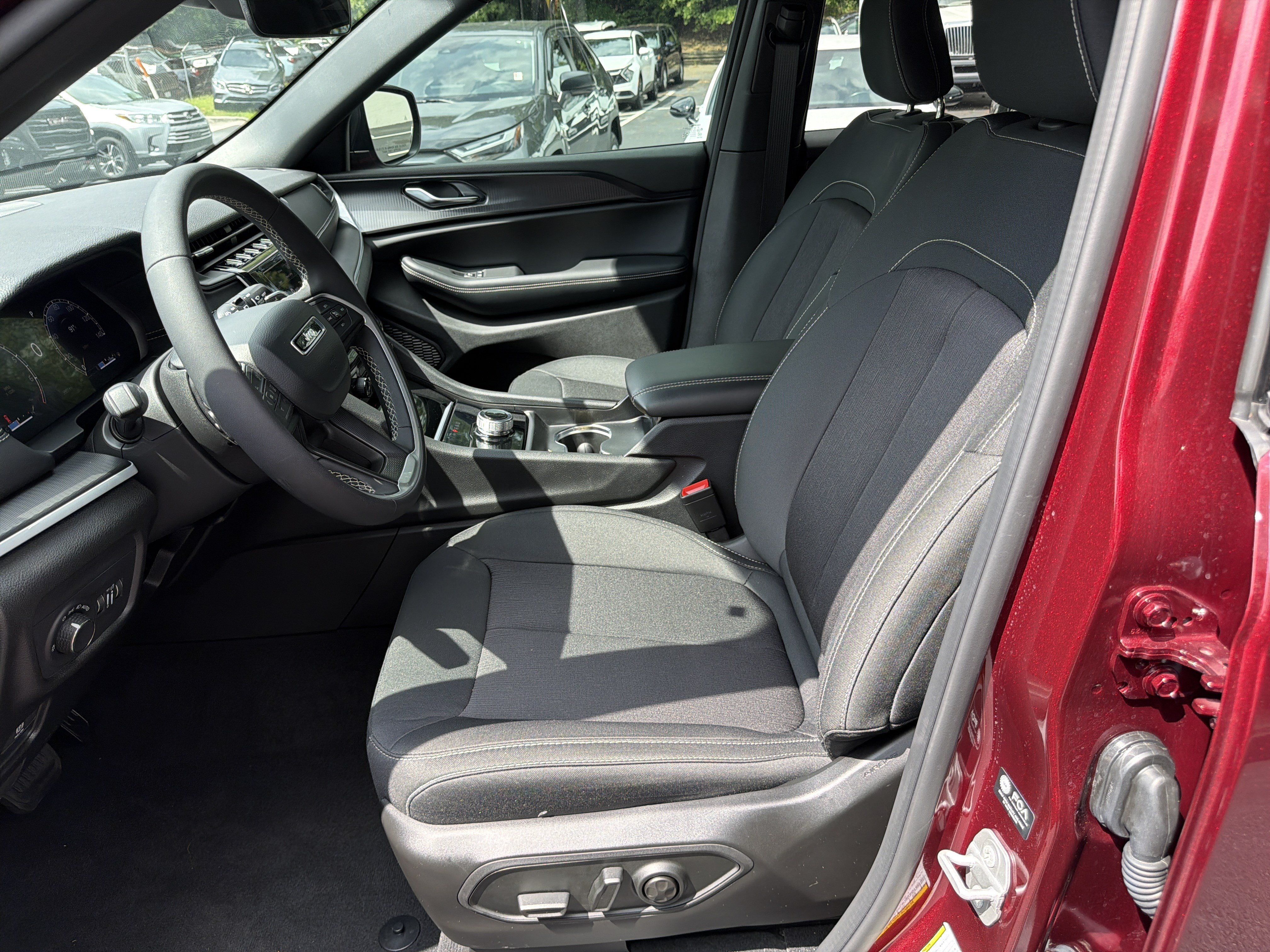 Used 2025 Jeep Grand Cherokee Laredo X RWD image 9