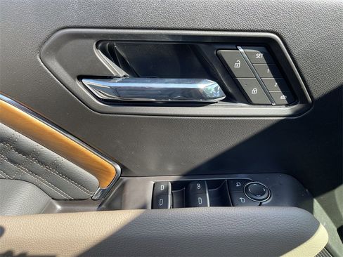 New 2025 GMC Canyon Denali w/ LPO, Denali Black Edition image 24