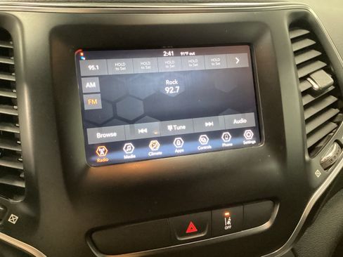 Used 2021 Jeep Cherokee Latitude FWD image 23