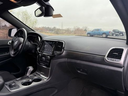 Used 2022 Jeep Grand Cherokee Laredo X image 12