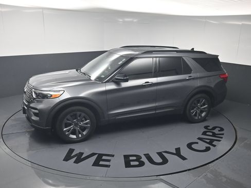 Used 2022 Ford Explorer XLT w/ Equipment Group 202A RWD image 12