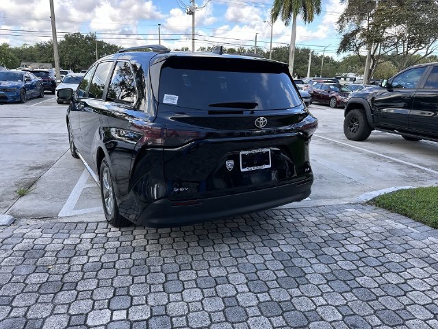Used 2026 Toyota Sienna XLE FWD image 35