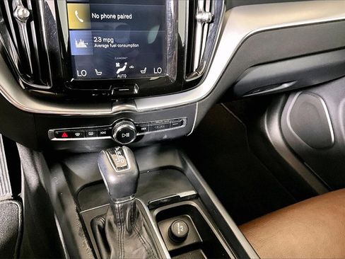 Used 2018 Volvo XC60 T5 Momentum w/ Vision Package image 24