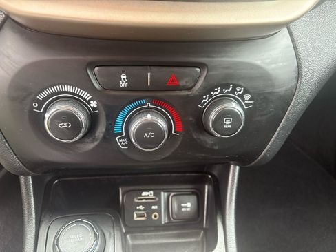Used 2016 Jeep Cherokee Sport AWD/4WD image 27