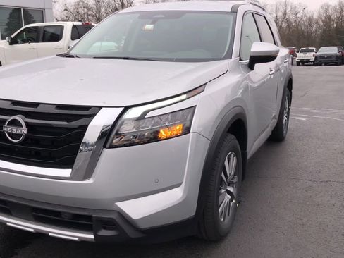 New 2025 Nissan Pathfinder SL image 4