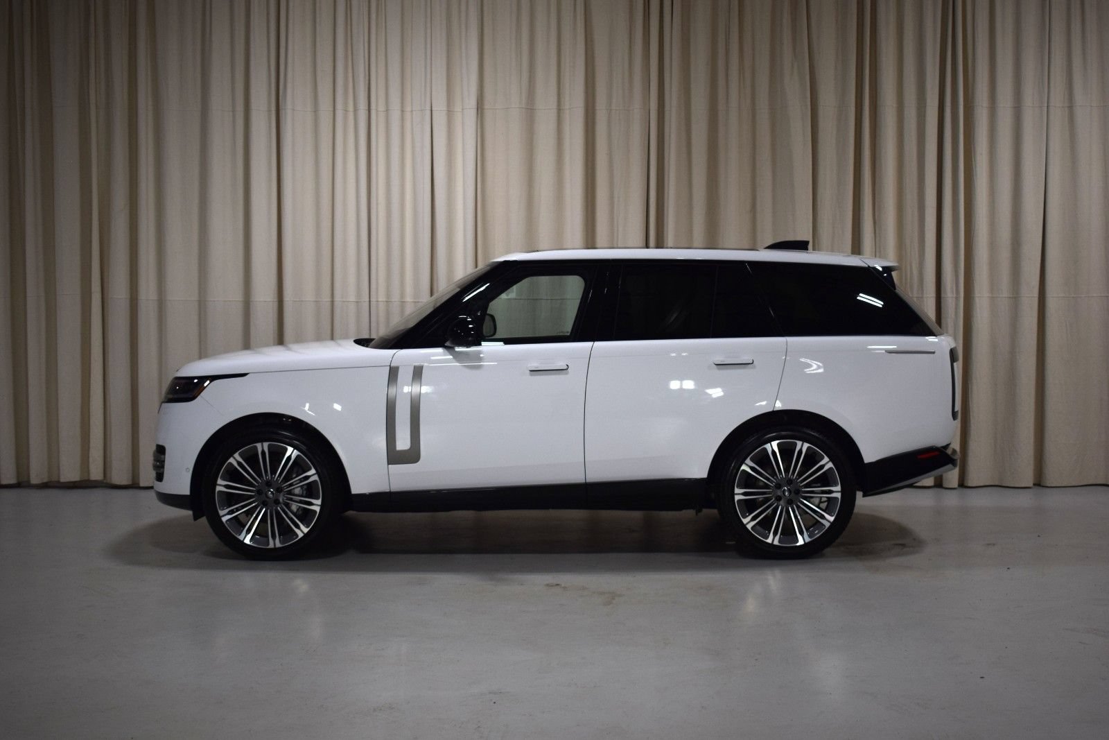 Used 2023 Land Rover Range Rover SE AWD/4WD image 5
