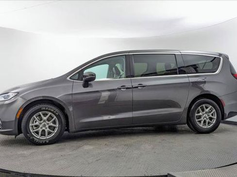 Used 2023 Chrysler Pacifica Touring-L FWD image 3