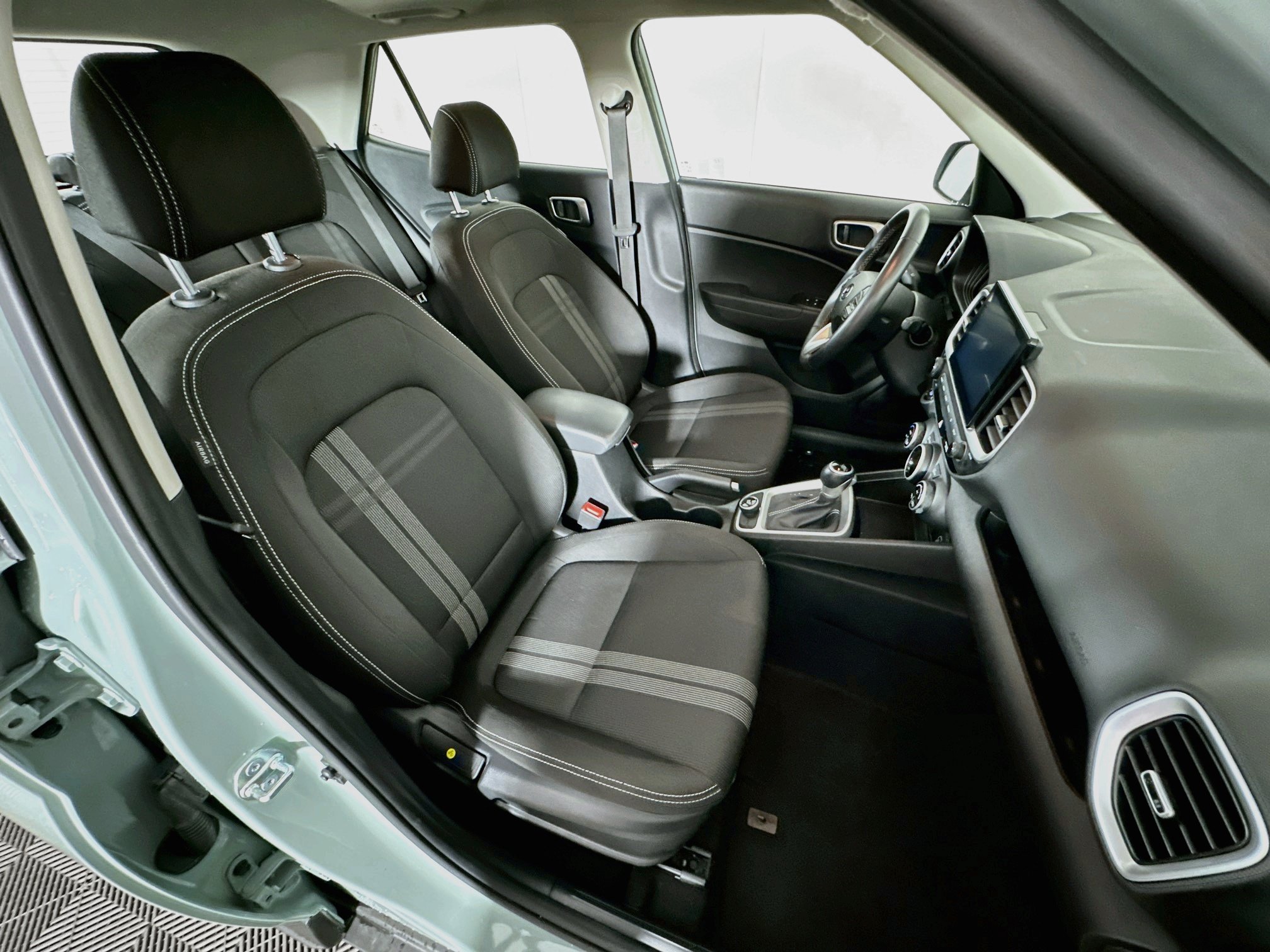 Used 2025 Hyundai Venue SEL FWD image 31