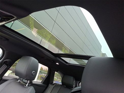 New 2026 Land Rover Range Rover Velar Dynamic SE image 10