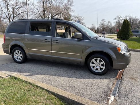 Used 2010 Chrysler Town & Country Touring image 19