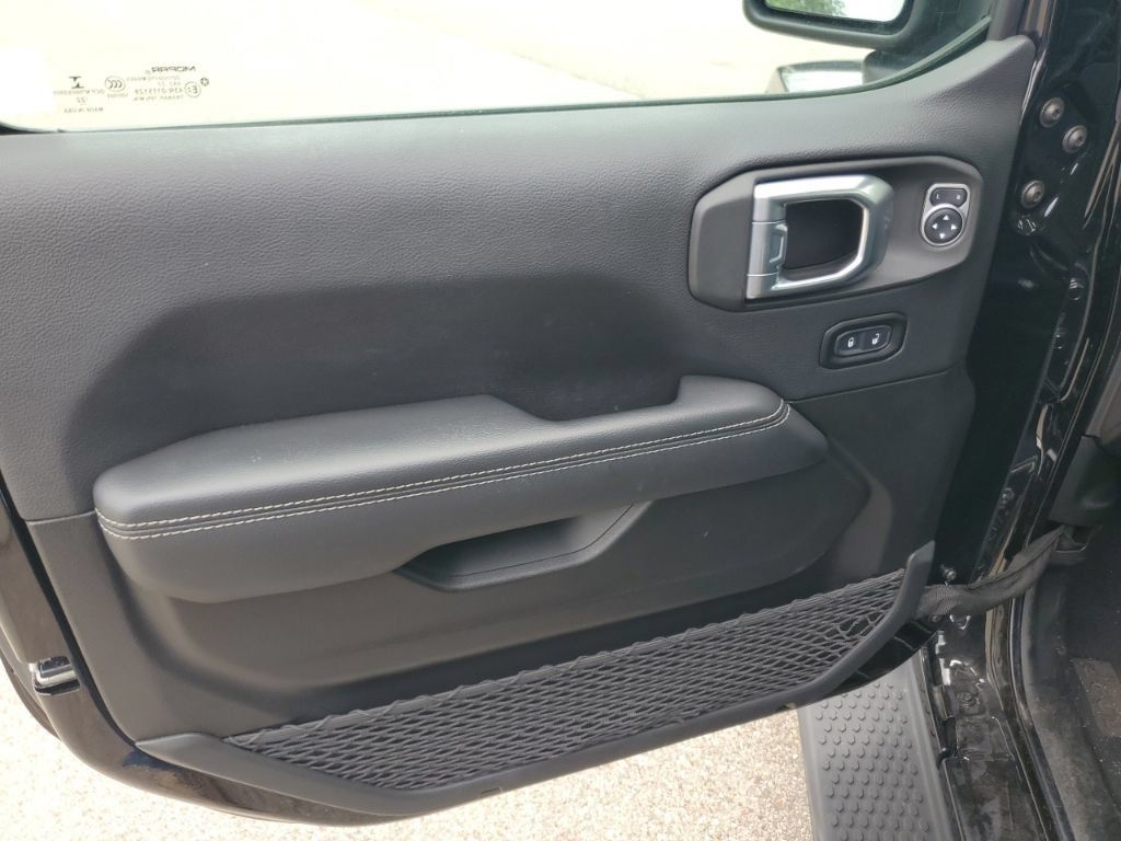 Used 2022 Jeep Wrangler Unlimited Sahara AWD/4WD image 8