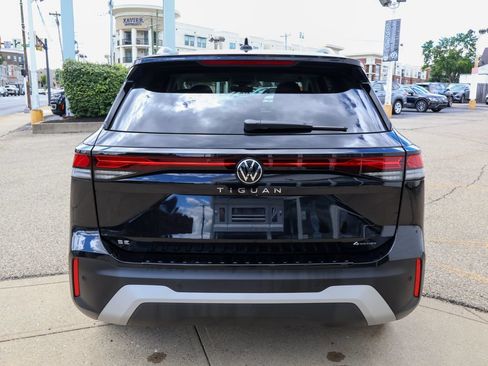 Used 2025 Volkswagen Tiguan SE w/ Panoramic Sunroof Package AWD/4WD image 4