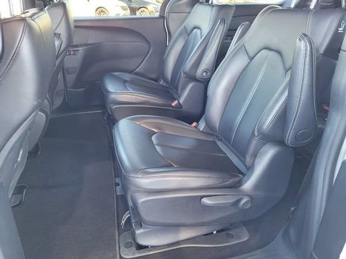 Used 2024 Chrysler Pacifica Limited FWD image 17