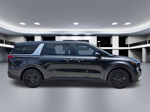 Used 2025 Kia Carnival FWD image 7