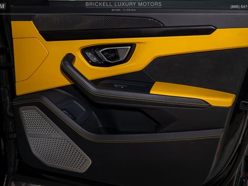 Used 2022 Lamborghini Urus AWD/4WD image 17