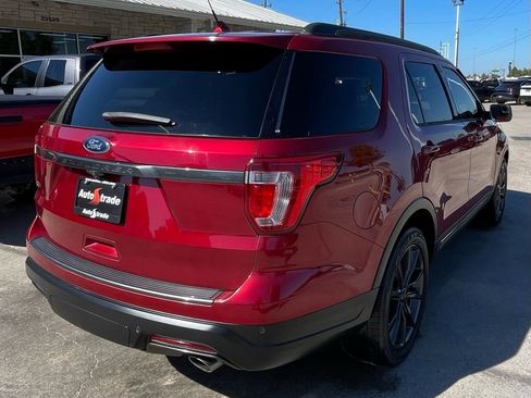 Used 2018 Ford Explorer XLT w/ Equipment Group 202A image 5